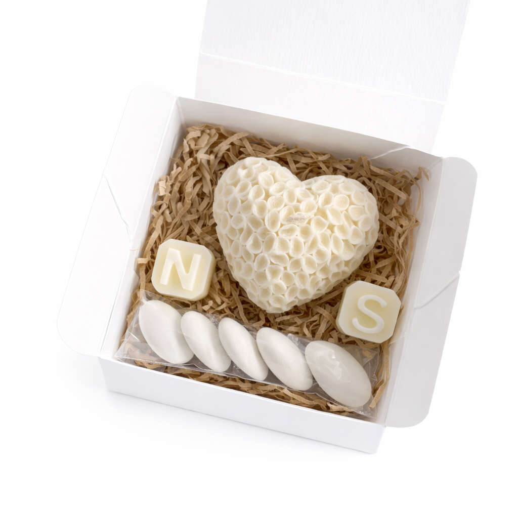 CANDELA CUORE FIORITO 7CM X 5,5 CON INIZIALI